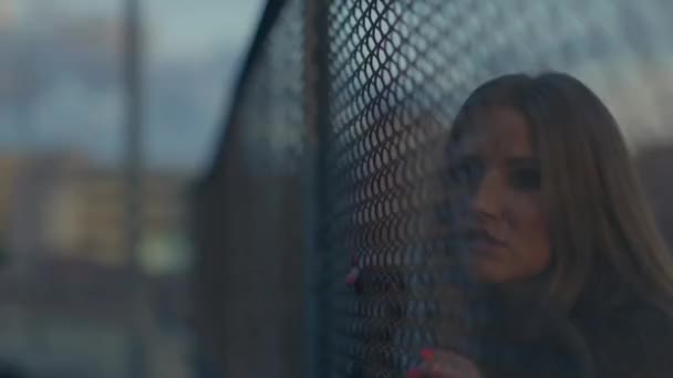 Portret van een mooie melancholische meisje op de straten tijdens zonsondergang — Stockvideo