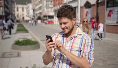 bir şehir sokak neşeli genç Çift.