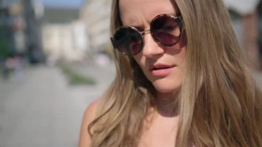 telefon bir şehirdeki sokak konuşurken kadın portresi