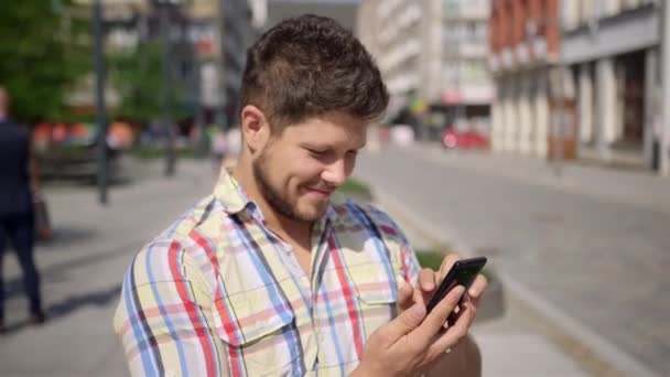 Cheerful young couple on a city street. — Stock Video