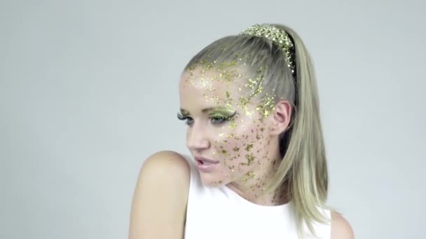 Sexy donna caucasica con arte dorata make-up in posa in studio . — Video Stock