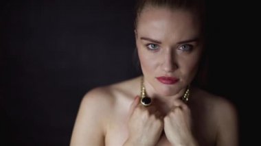 çekici şık kadın kolye takı yok