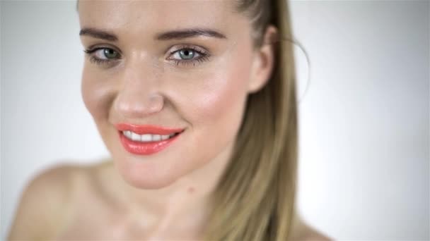 Ελκυστική ξανθιά χαμογελαστό γυναίκα που απομονώνονται σε λευκό φόντο — Αρχείο Βίντεο