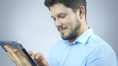 gri bir arka plan üzerinde izole bir tablet bilgisayar - işadamı