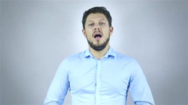 Gri Arkaplanda Bağıran Kızgın Genç Adamın Portresi