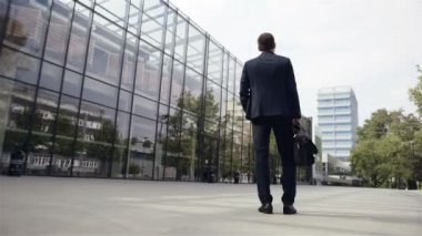 Şehirde açık bir yakışıklı işadamı portresi