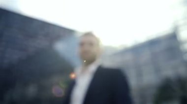 Şehirde açık bir yakışıklı işadamı portresi