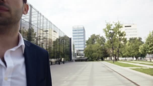 Retrato de un hombre de negocios guapo al aire libre en la ciudad — Vídeos de Stock