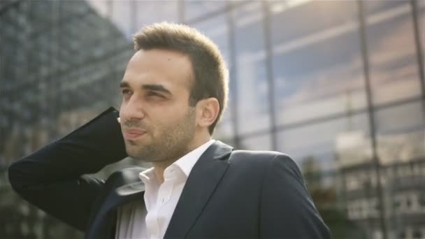 Porträt eines gutaussehenden Geschäftsmannes in der Stadt — Stockvideo
