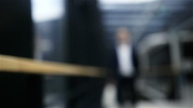 genç işadamı parlak ofis lobisinde yürüyüş