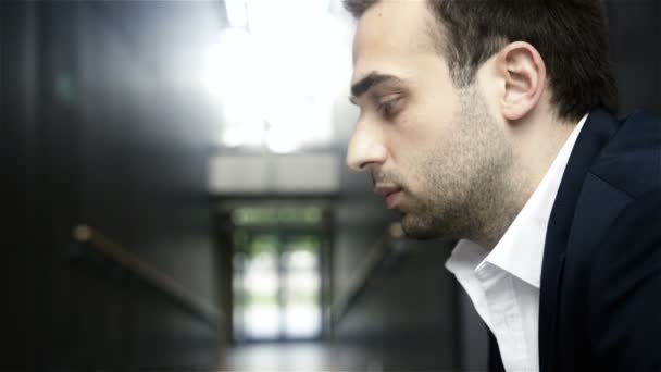 Orolig man i ett väntrum före hans anställningsintervju — Stockvideo