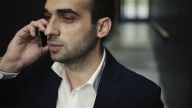 cep telefonunu konuşurken başarılı bir iş adamı