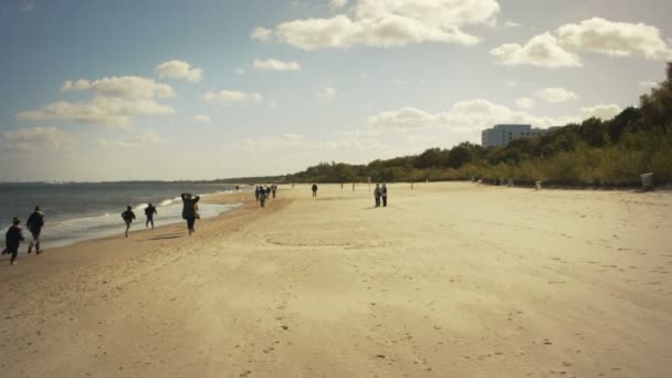 Playa durante la temporada de otoño en el mar Báltico — Vídeos de Stock