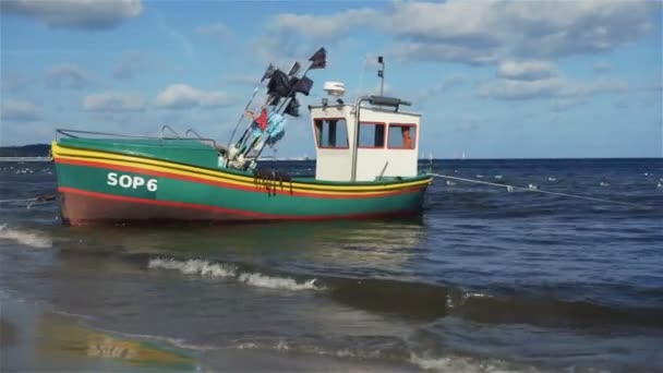 Fishing boat in sunny scenery at the Baltic Sea in Sopot, Poland. — Stock Video