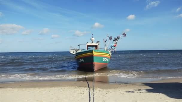 Fishing boat in sunny scenery at the Baltic Sea in Sopot, Poland. — Stock Video