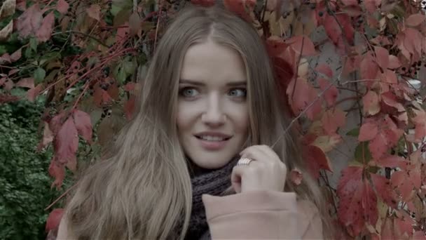 Jolie femme caucasienne dans le parc d'automne profitant de la nature . — Video