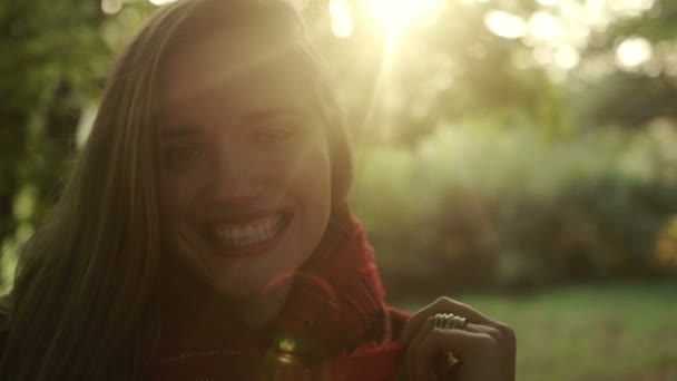 Jeune femme blonde souriant dans le parc d'automne .