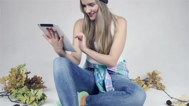 Heureuse jeune femme utilisant une tablette numérique sur fond blanc — Video