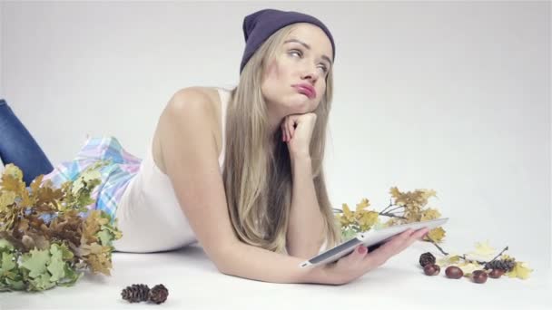 Hermosa joven mujer caucásica con la tableta PC en el suelo — Vídeos de Stock