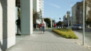 Şehir sokaklarında longboard üzerinde neşeli delikanlı.