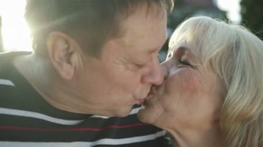 aşka açık mutlu yaşlı çift öpüşme.