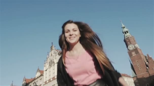 Lycklig kvinna i en stad, vrida i slow motion. — Stockvideo