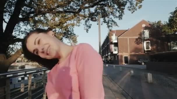 Lycklig kvinna ha roligt utomhus, skjuten i slow motion. — Stockvideo