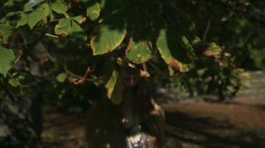 Genç neşeli kadın portre sonbahar renkli park