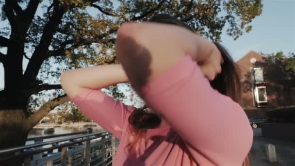 Счастливая женщина развлекается на открытом воздухе, снимается в замедленной съемке . — стоковое видео
