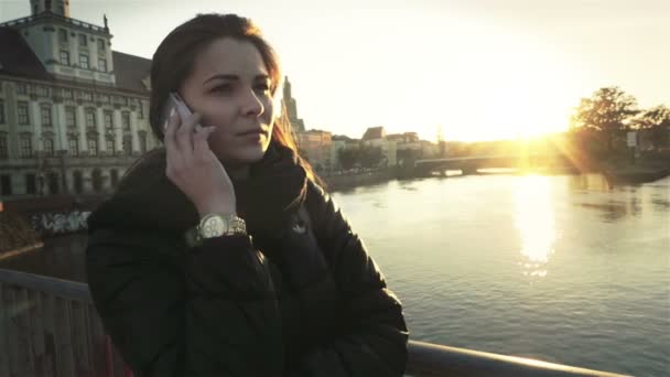 Молодая привлекательная женщина разговаривает по мобильному телефону в городе, замедленная съемка . — стоковое видео