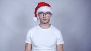 Yakışıklı Noel adam kendini işaret studio, poz.
