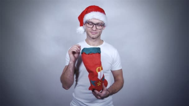 Santa Kerstmis guy in rode hoed bedrijf openen geschenk. — Stockvideo