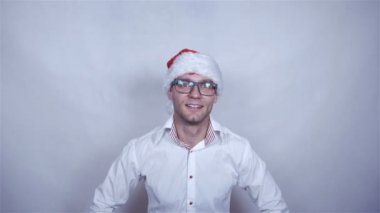 Beyaz gömlek ve santa şapka kopya alanı yukarıda gösterilen genç yakışıklı adam.