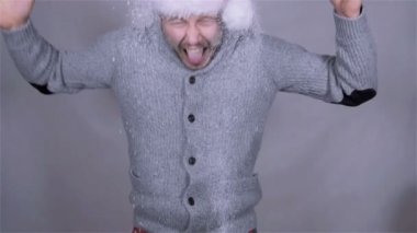 Yakışıklı adam Noel Baba şapkalı kar, ağır çekim zevk.