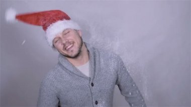 Yakışıklı adam Noel Baba şapkalı kar, ağır çekim zevk.