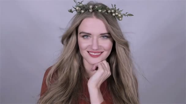Mooi meisje dragen van de kroon van Kerstmis op witte achtergrond. — Stockvideo