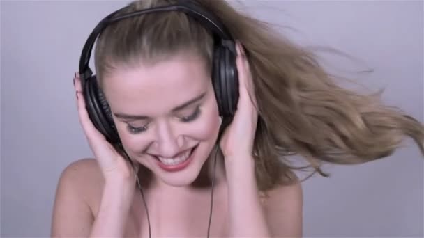 Sexy caucasian woman with headphones listening music, slow motion. — Stock Video