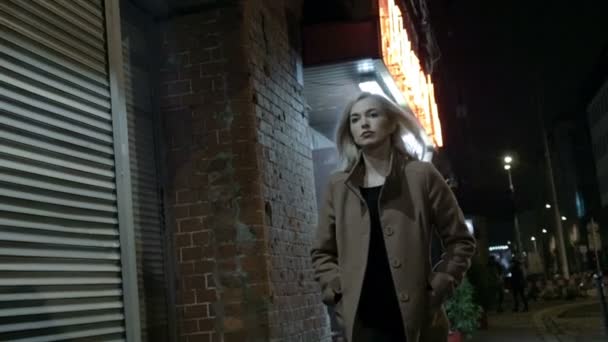 Young woman walking on the street at night. — Stock Video