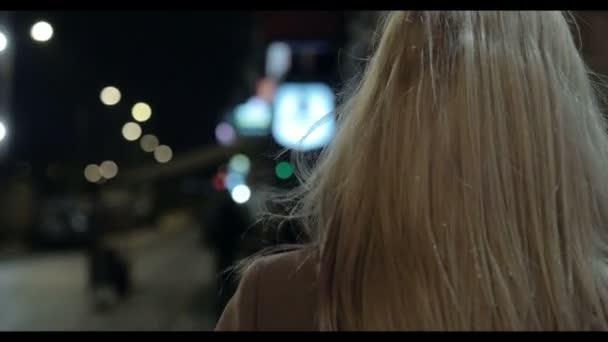 Портрет красивой блондинки на улице ночью . — стоковое видео