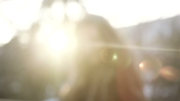 Retrato de mujer bastante joven, primer plano al aire libre . — Vídeo de stock