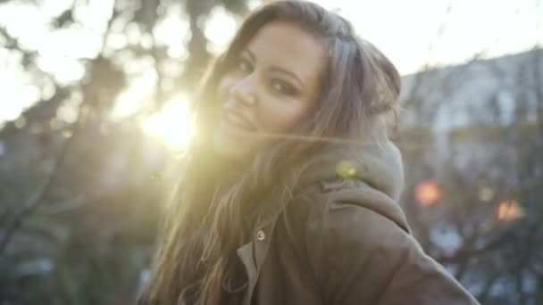 Retrato de mujer bastante joven, primer plano al aire libre . — Vídeos de Stock