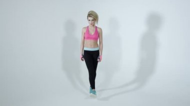 Beyaz arka plan üzerinde izole yürüyen fitness kadın.