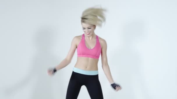 Waga strata fitness kobieta skacze z radości na białym tle. — Wideo stockowe