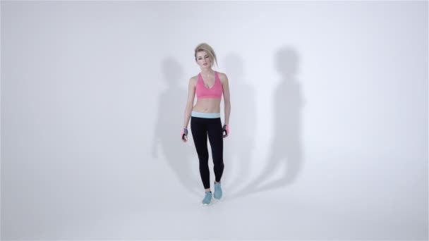 Caminante mujer fitness aislado sobre fondo blanco . — Vídeos de Stock