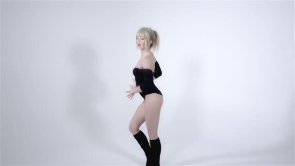 Mulher fitness bonita fazendo movimentos sexy isolado no fundo branco . — Vídeo de Stock