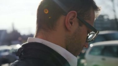 Dışarıda dururken kısa mesaj gönderme yakışıklı genç adam portresi.