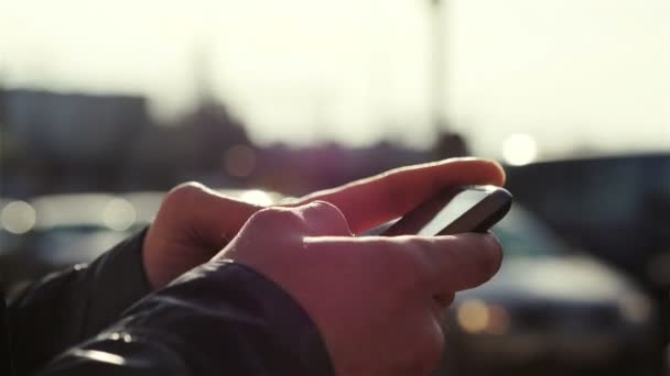 Primer plano de un hombre que utiliza el teléfono inteligente móvil, al aire libre . — Vídeos de Stock