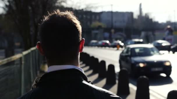 젊은 남자는 보도, 슬로우 모션을 걷고. — 비디오