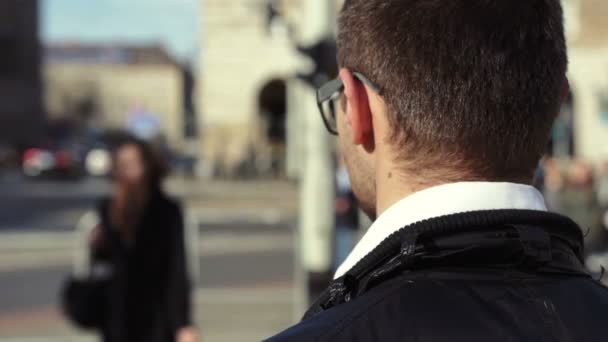 Porträt eines jungen, trendigen, fröhlichen Mannes, der in der Straße der Stadt steht. — Stockvideo