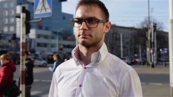 Portrait of young man wearing eye glasses walking in the city streets. — Stock Video